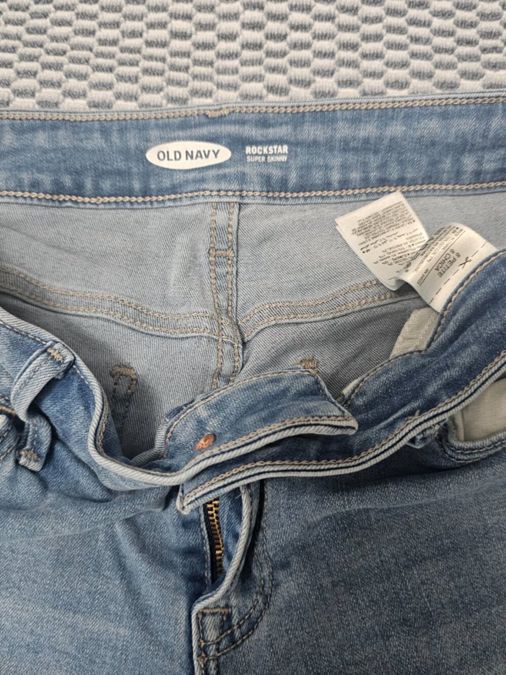 Old Navy Rockstar Super Skinny Jeans Raw Hem Light Wash Distressed Size 8 Petite - Picture 4 of 9
